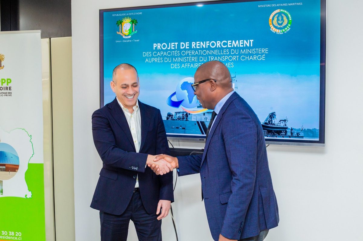 Poignée de main — signature accord CNP-PPP