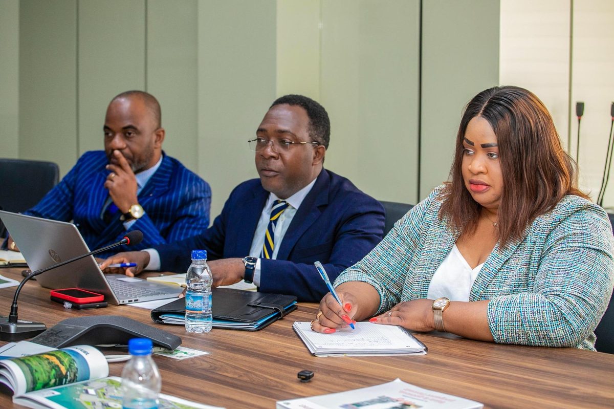 Tamboura Bintou Mantene prend des notes